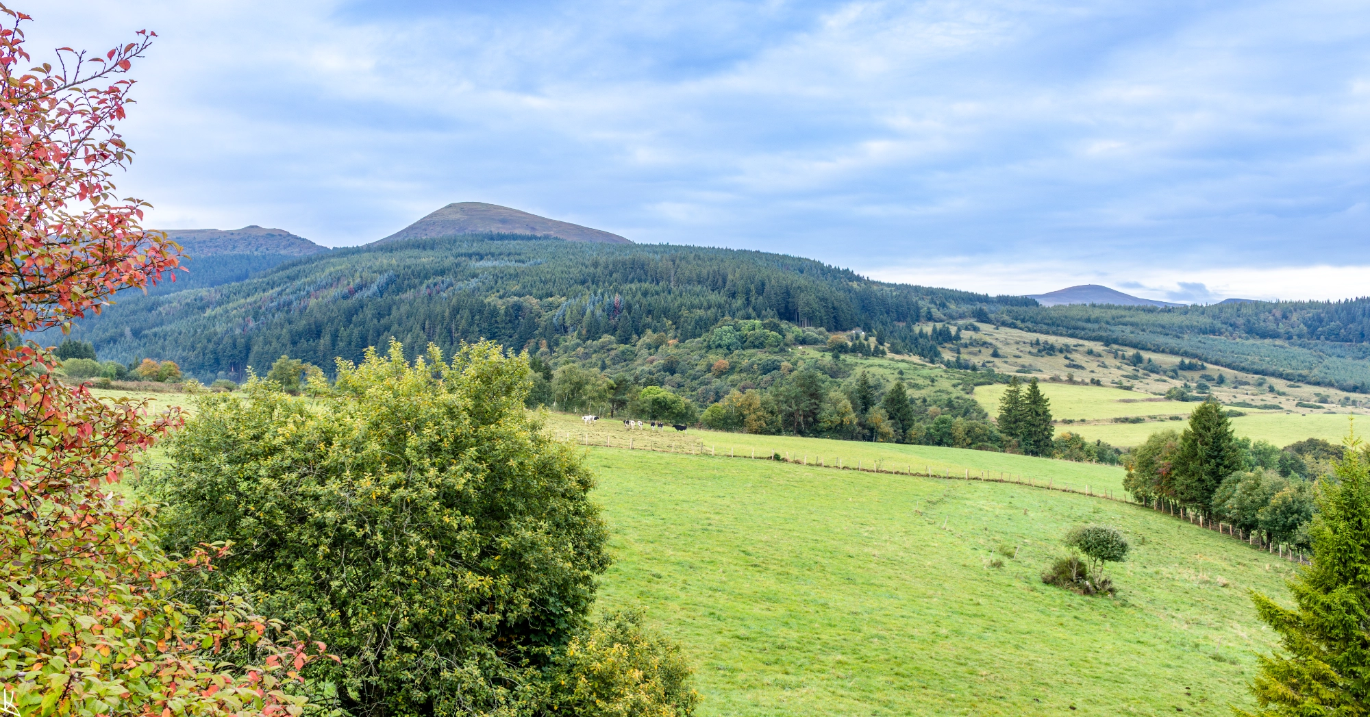 Le Puy de l'Ouire depuis le Café du lac de Servières